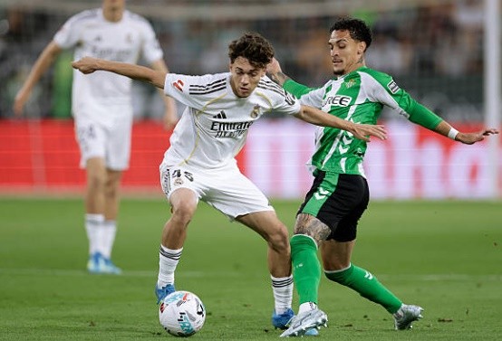 Thiago Pitarch – 6.8 (Rời sân): Một màn trình diễn ở mức trung bình của tiền vệ trẻ. Pitarch có một vài đường chuyền hỏng nguy hiểm ở phần sân nhà và chưa cho thấy sự quyết đoán cần thiết khi dâng cao hỗ trợ tấn công ở khu vực 1/3 cuối sân.