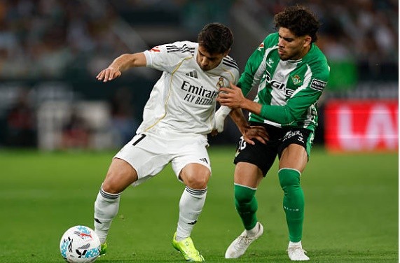 Brahim Diaz – 7.1 (Rời sân): Diaz thi đấu đầy tích cực và luôn cố gắng tạo ra đột biến bằng kỹ thuật cá nhân. Anh đã có một đường chuyền dọn cỗ sắc lẹm cho Mbappe trong hiệp một nhưng không thể chuyển hóa thành kiến tạo do sự kém duyên của người đồng đội.