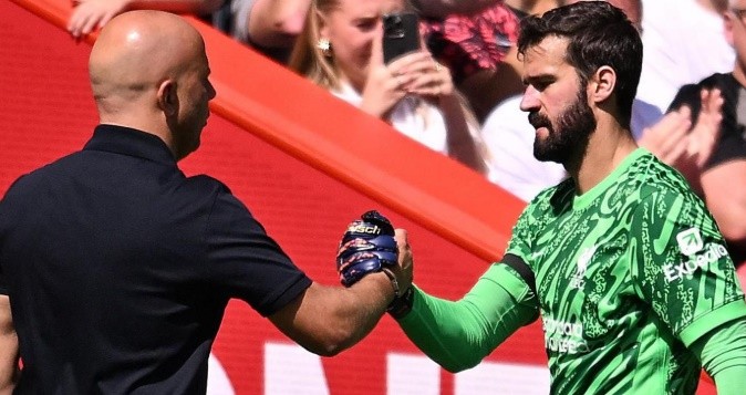 Slot thừa nhận việc Liverpool đang xem xét tương lai của Alisson.