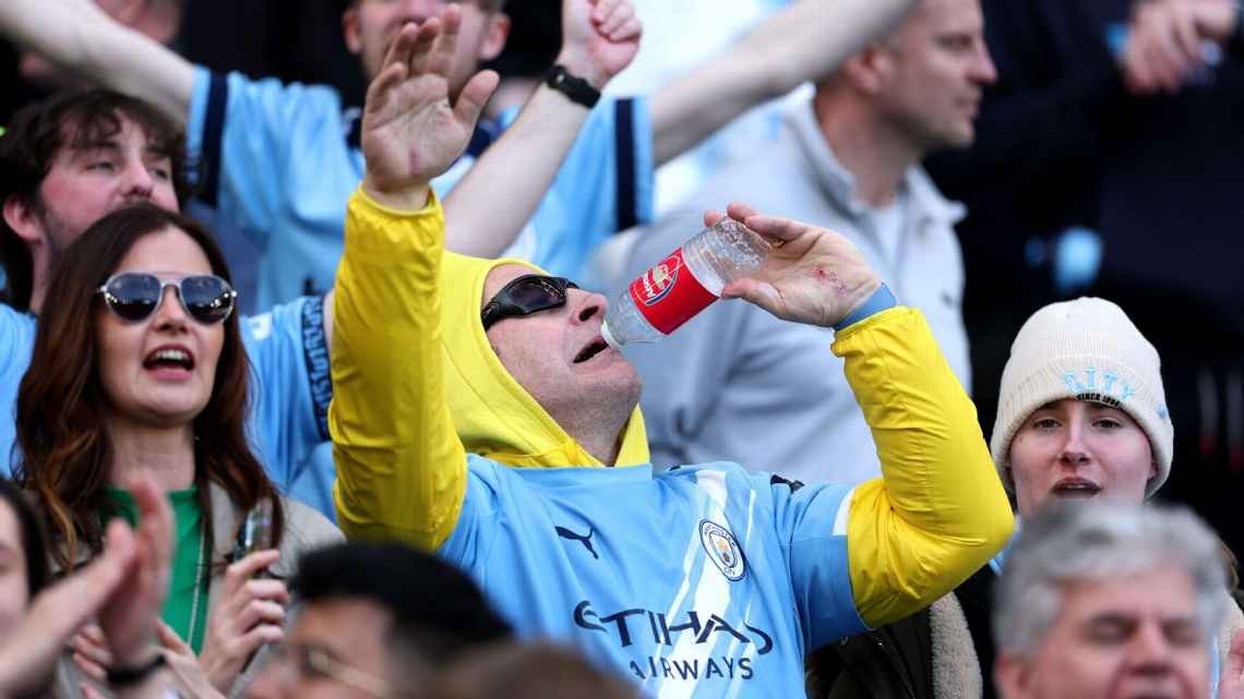 Cổ động viên Man City chế nhạo Arsenal.\