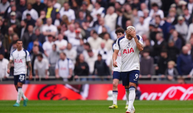 Tottenham tranh suất trụ hạng với West Ham United. 