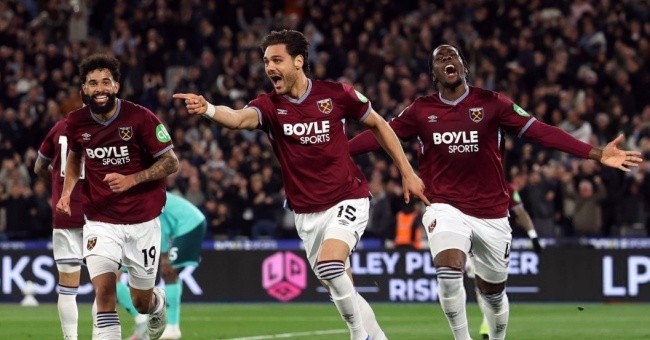 West Ham nhỉnh hơn Tottenham 2 điểm.