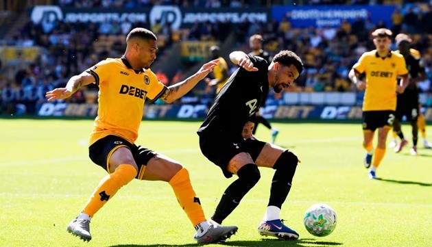 Solanke dính chấn thương ở cuối hiệp 1 gặp Wolves