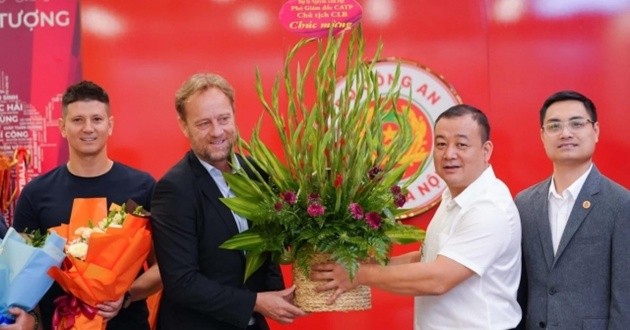 Mano Polking sẽ ở lại CAHN thêm vài năm