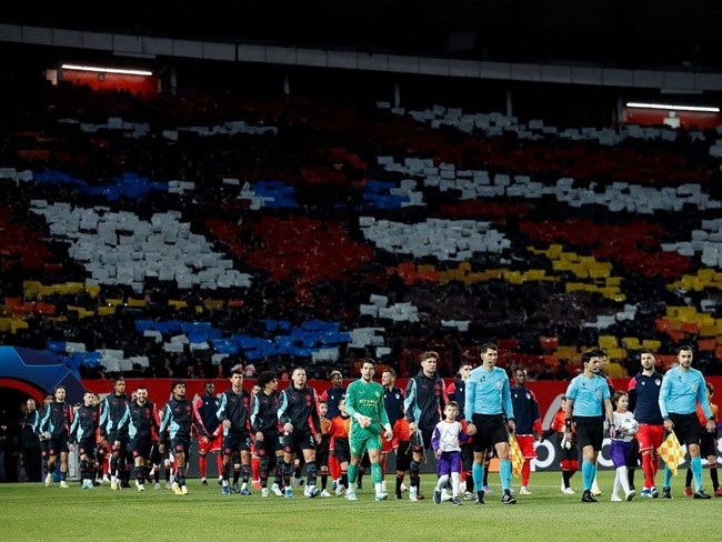 Shocking moment Red Star hooligans storm Man City bar and beat supporters with sticks ahead of Champions League clash - Bóng Đá