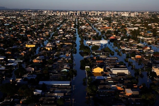 Diego Costa rescues 100 stricken residents from devastating Brazil floods with jetski and Jeep - Bóng Đá