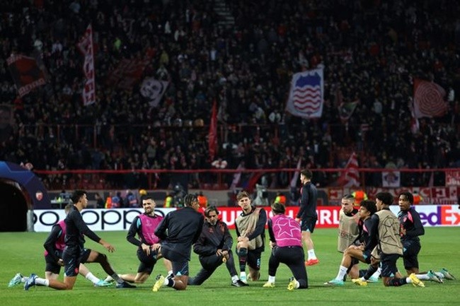 Shocking moment Red Star hooligans storm Man City bar and beat supporters with sticks ahead of Champions League clash - Bóng Đá