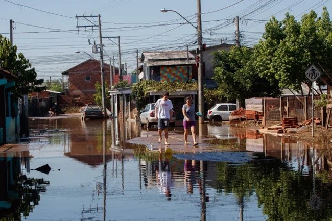 Diego Costa rescues 100 stricken residents from devastating Brazil floods with jetski and Jeep - Bóng Đá
