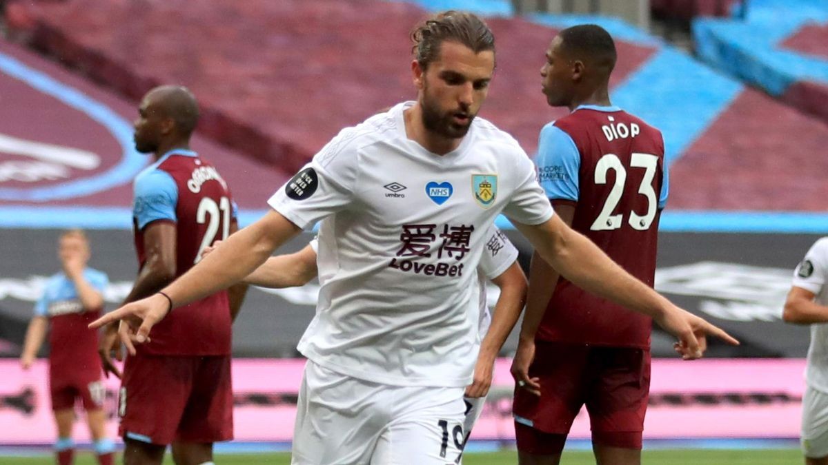 Tiền đạo Burnley: 