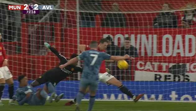 Jonny Evans cứu bóng không tưởng trên vạch vôi - Bóng Đá