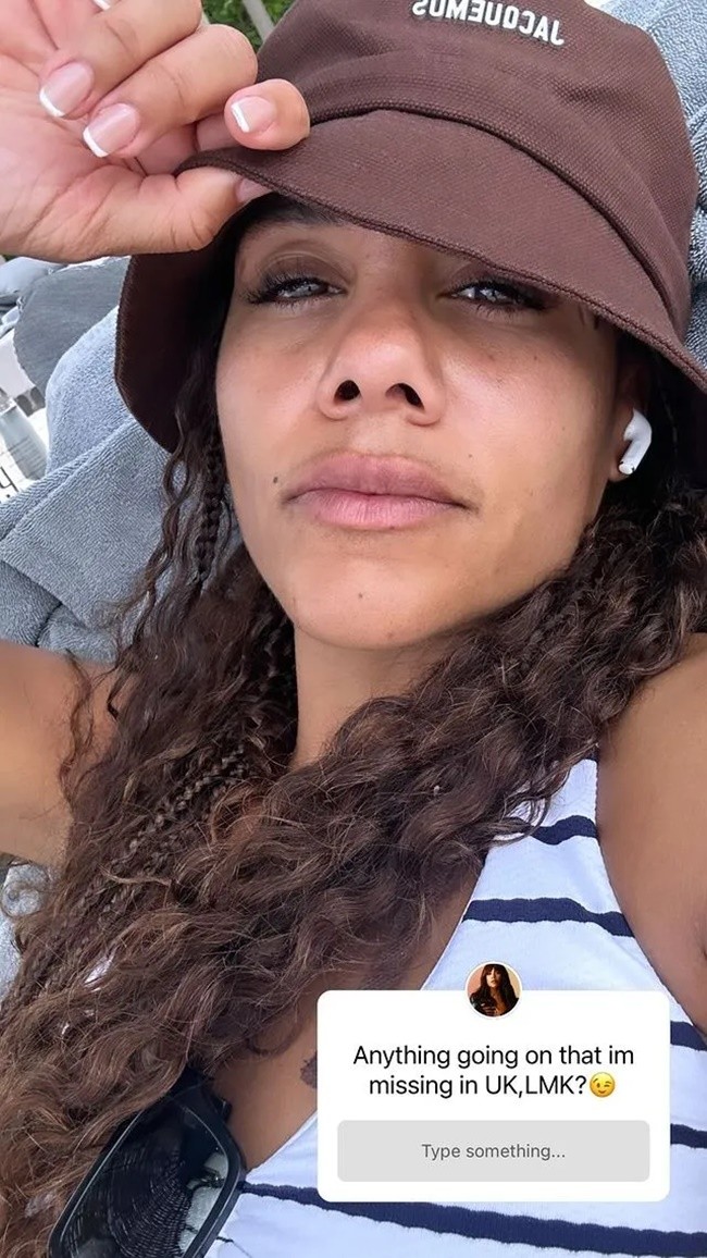 Alex Scott sunbathes in blue and white bikini - Bóng Đá