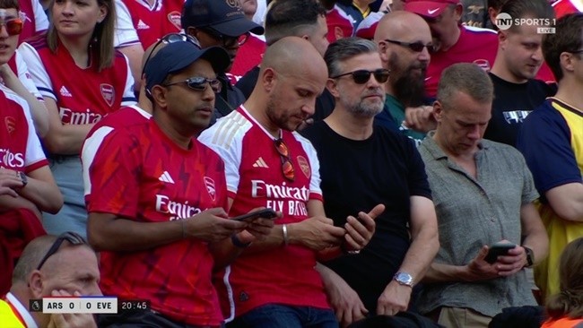 Moment devastated Arsenal fans find out Man City have scored after 79 SECONDS - Bóng Đá