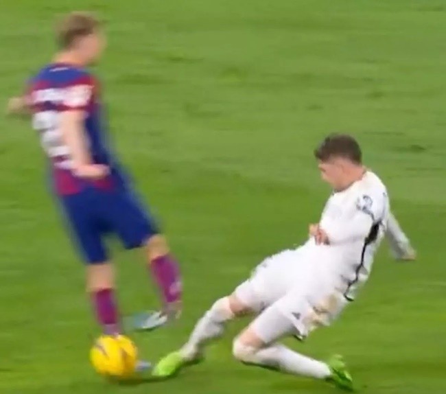 Frenkie de Jong's foot ROTATES as Barcelona star suffers horror injury in El Clasico - Bóng Đá
