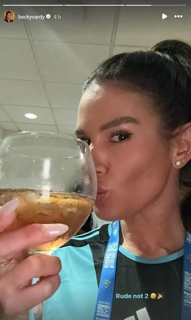 Jamie and Rebekah Vardy lead Leicester celebrations - Bóng Đá