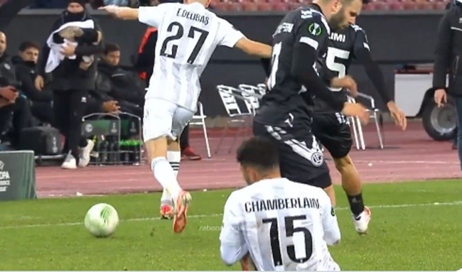 Toàn cảnh Chamberlain thẻ đỏ - Bóng Đá