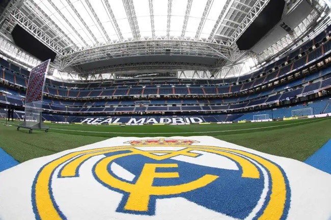 Santiago Bernabeu has a four-storey underground greenhouse below the pitch. - Bóng Đá