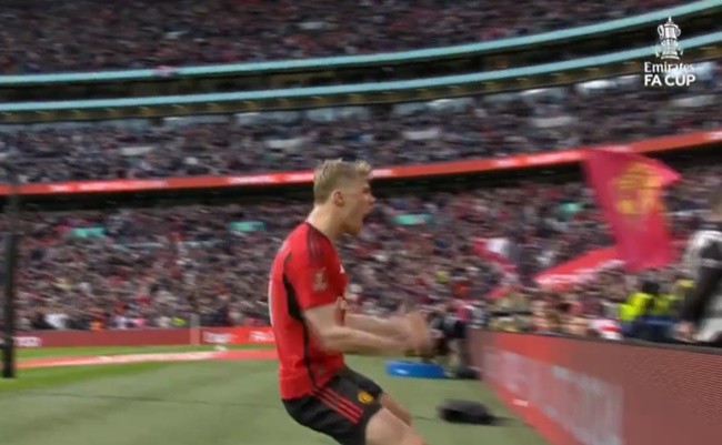 Hojlund chưng hửng vì các đồng đội - Bóng Đá