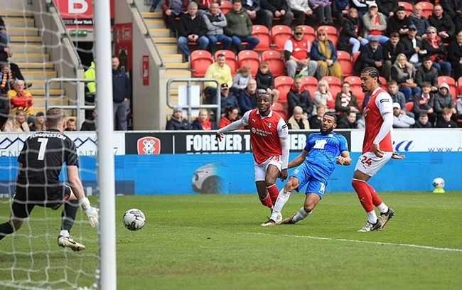 Trận tranh chức vô địch giữa Rotherham và Birmingham bị tạm dừng trong 35 phút - Bóng Đá