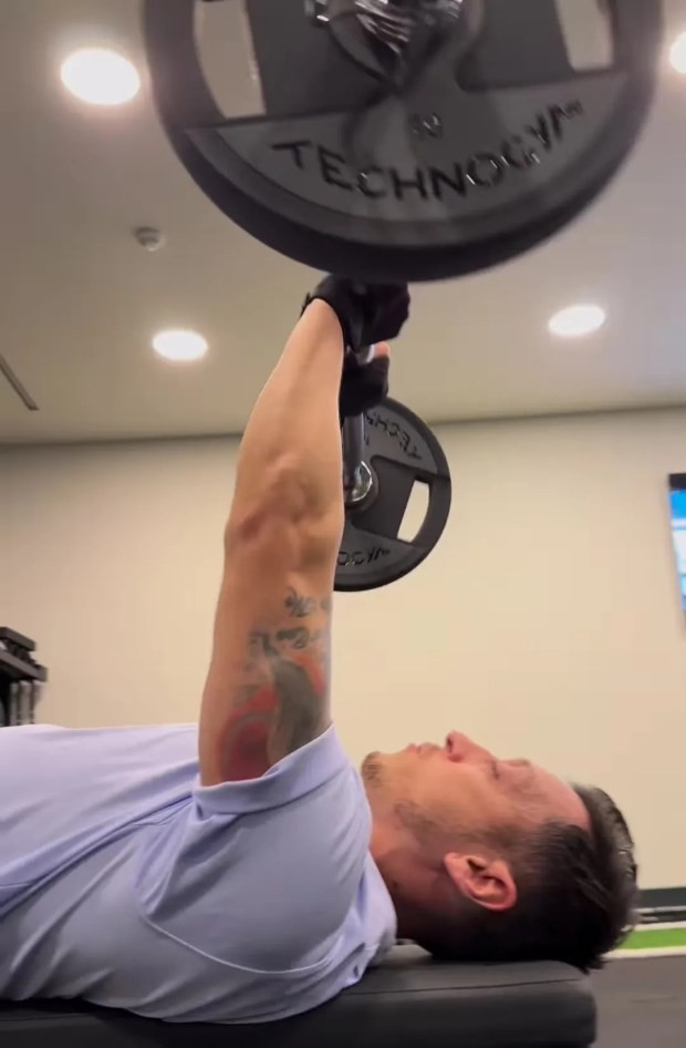 Choáng với hình ảnh mới nhất của Mesut Ozil - Bóng Đá