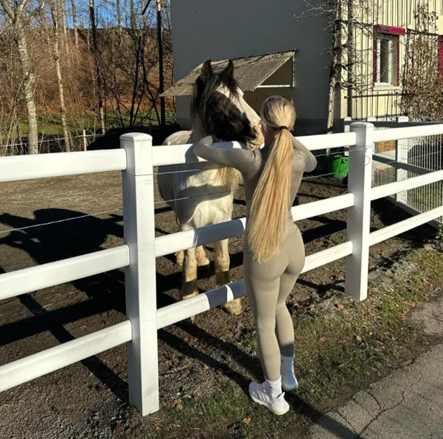 Alisha Lehmann lại đốn tim đấng mày râu - Bóng Đá