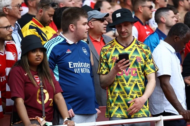 Moment devastated Arsenal fans find out Man City have scored after 79 SECONDS - Bóng Đá