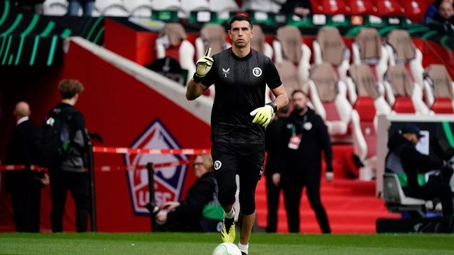 Angry Lille fans attempt to storm pitch to confront Emi Martinez  - Bóng Đá