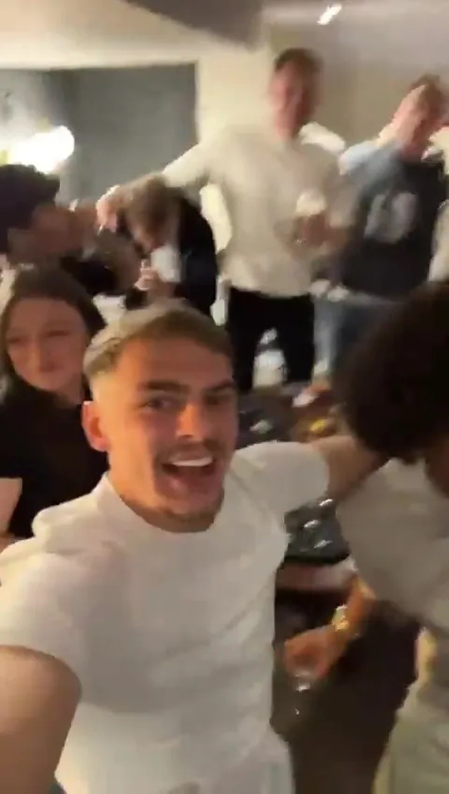 Leicester PROMOTED to the Premier League as Foxes stars go wild - Bóng Đá