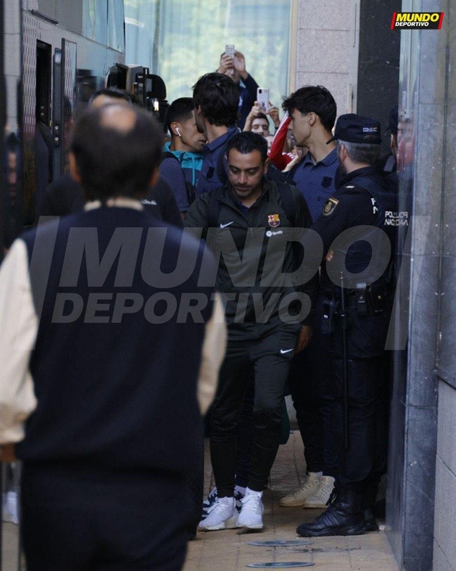 Xavi lộ diện lần đầu sau thông tin bị Barca sa thải - Bóng Đá