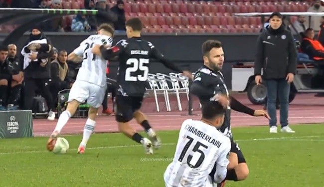 Toàn cảnh Chamberlain thẻ đỏ - Bóng Đá