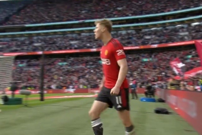 Hojlund chưng hửng vì các đồng đội - Bóng Đá