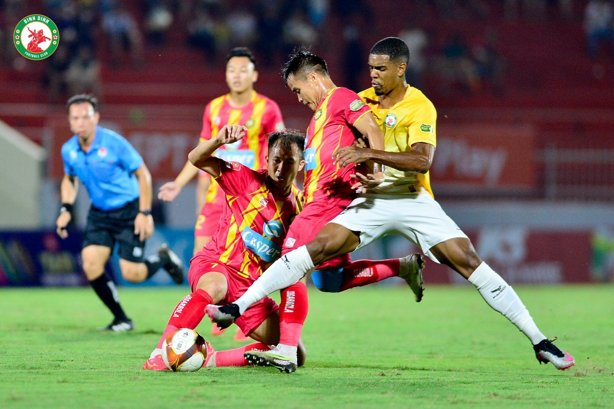 Cựu vua phá lưới V-League ra đòn, cầu thủ Bình Định xịt máu - Bóng Đá