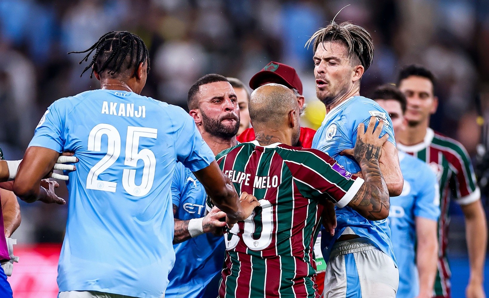 Cầu thủ Man City và Fluminense lao vào ẩu đả - Bóng Đá