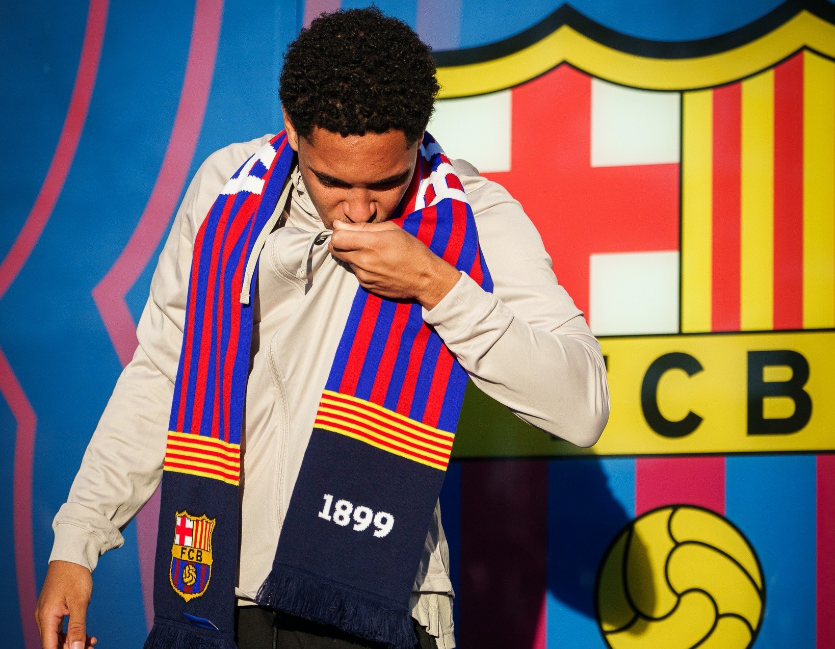 Barcelona chính thức ra mắt tân binh 60 triệu euro - Bóng Đá