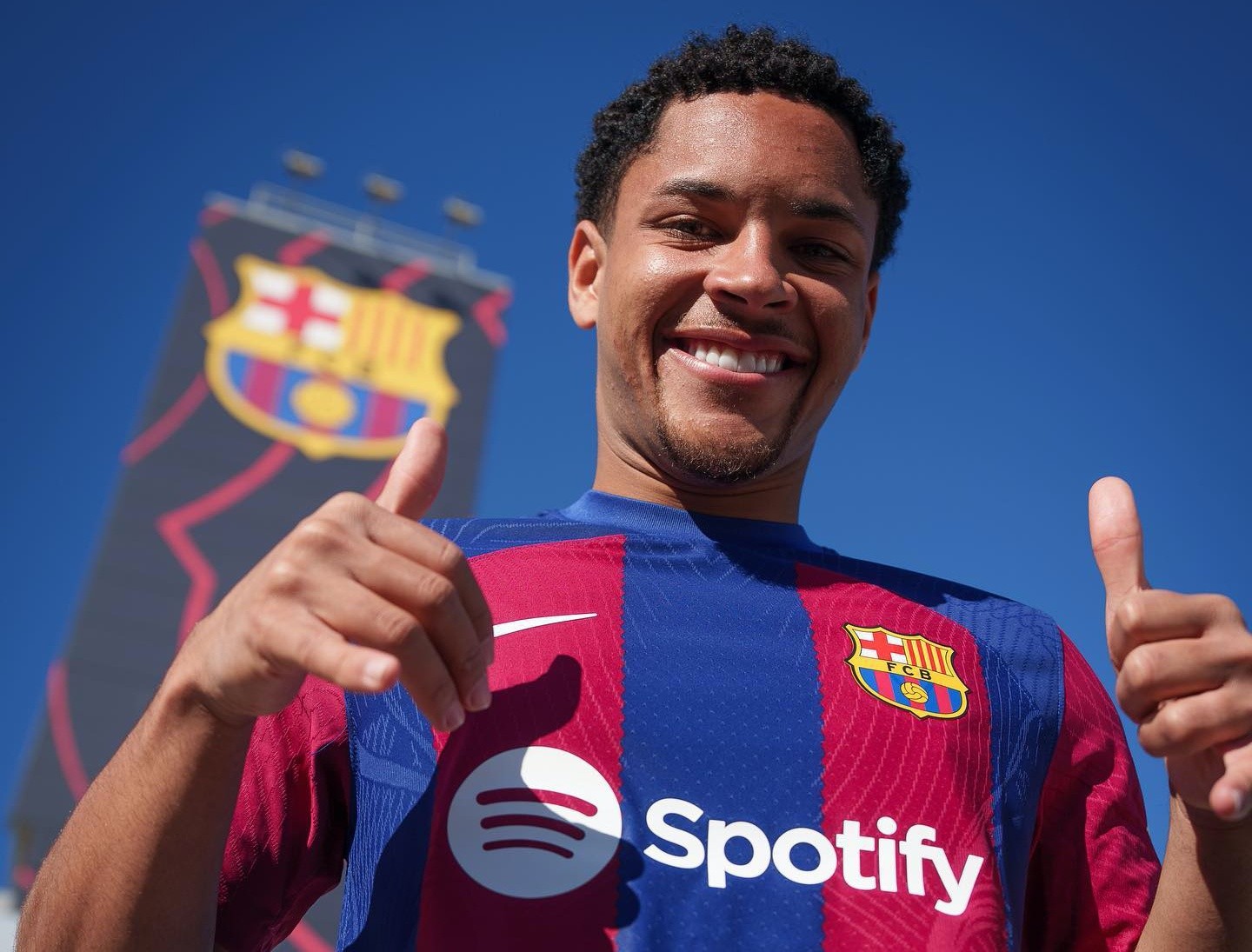 Barcelona chính thức ra mắt tân binh 60 triệu euro - Bóng Đá
