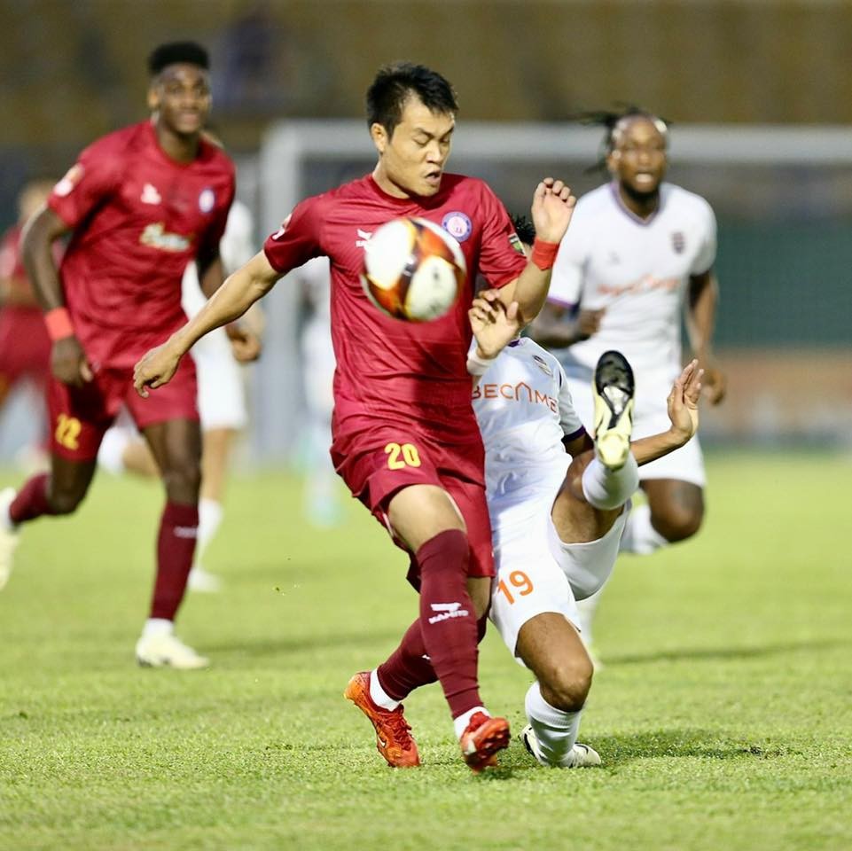 CLB V-League nợ lương dai dẳng, HLV công khai suy nghĩ - Bóng Đá