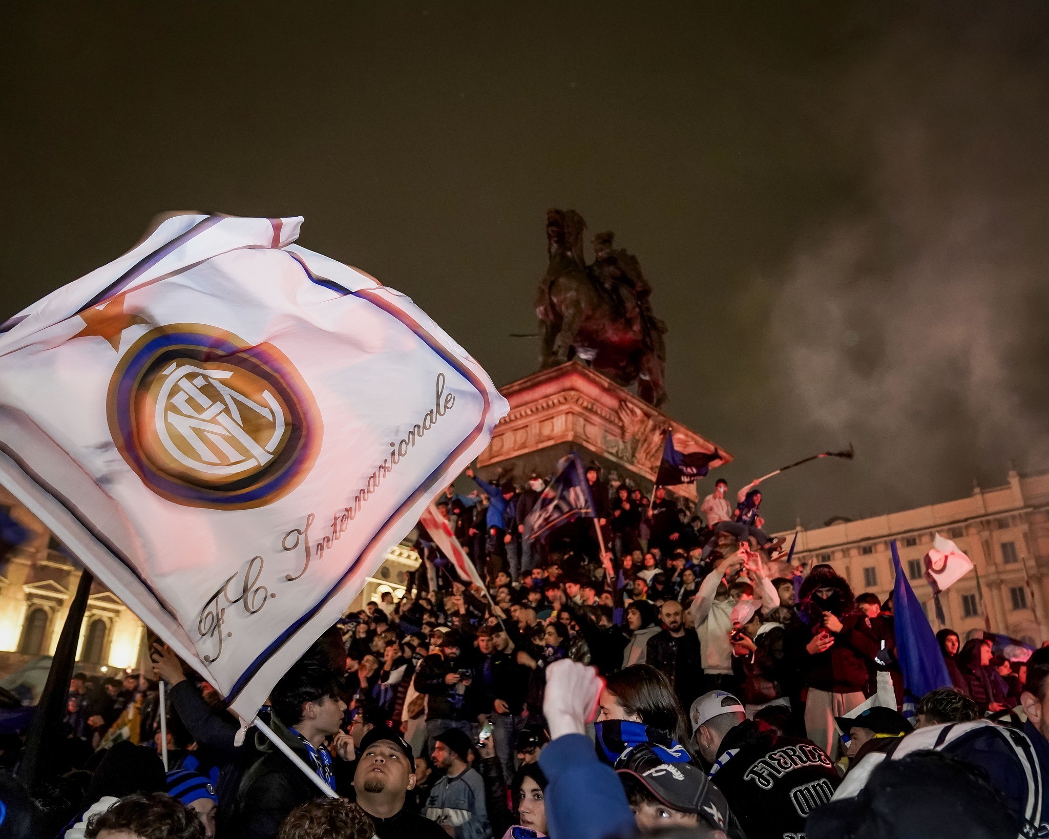 Cảnh tượng điên rồ khi Inter Milan vô địch Serie A - Bóng Đá