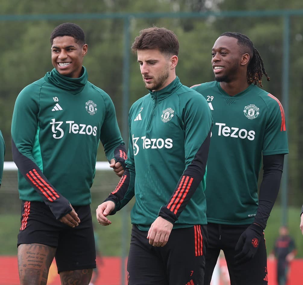 Hai cú hích đến với M.U trên sân tập trước đại chiến Arsenal - Bóng Đá