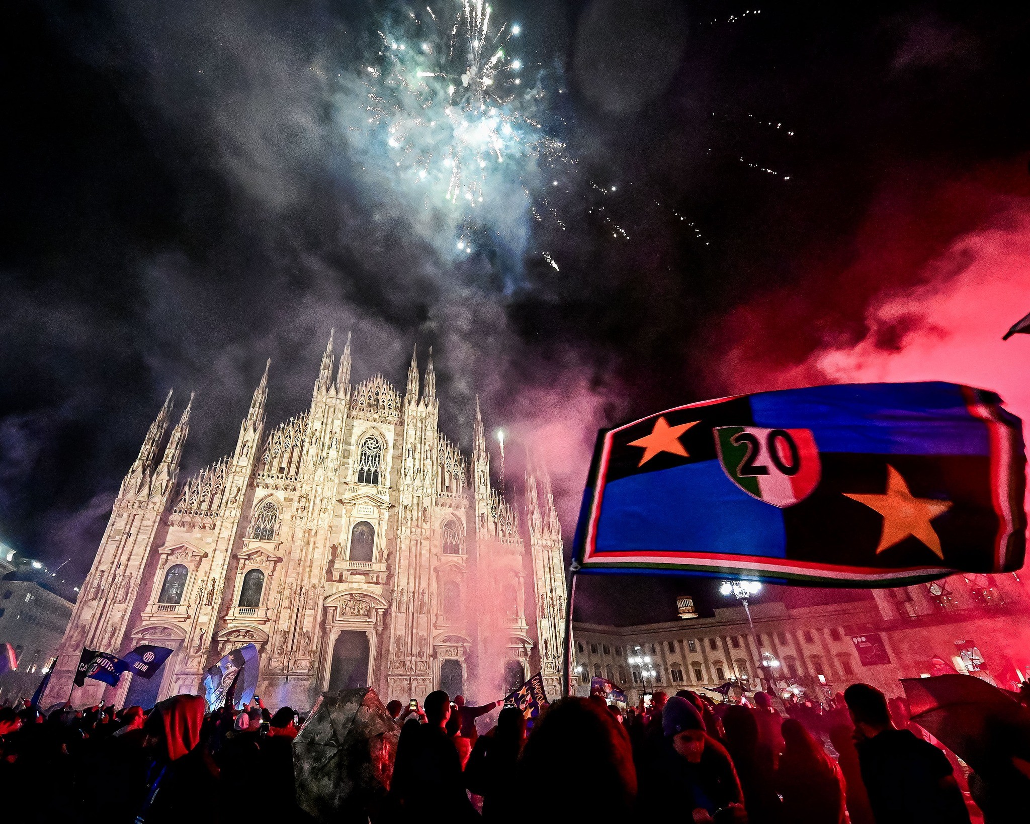 Cảnh tượng điên rồ khi Inter Milan vô địch Serie A - Bóng Đá