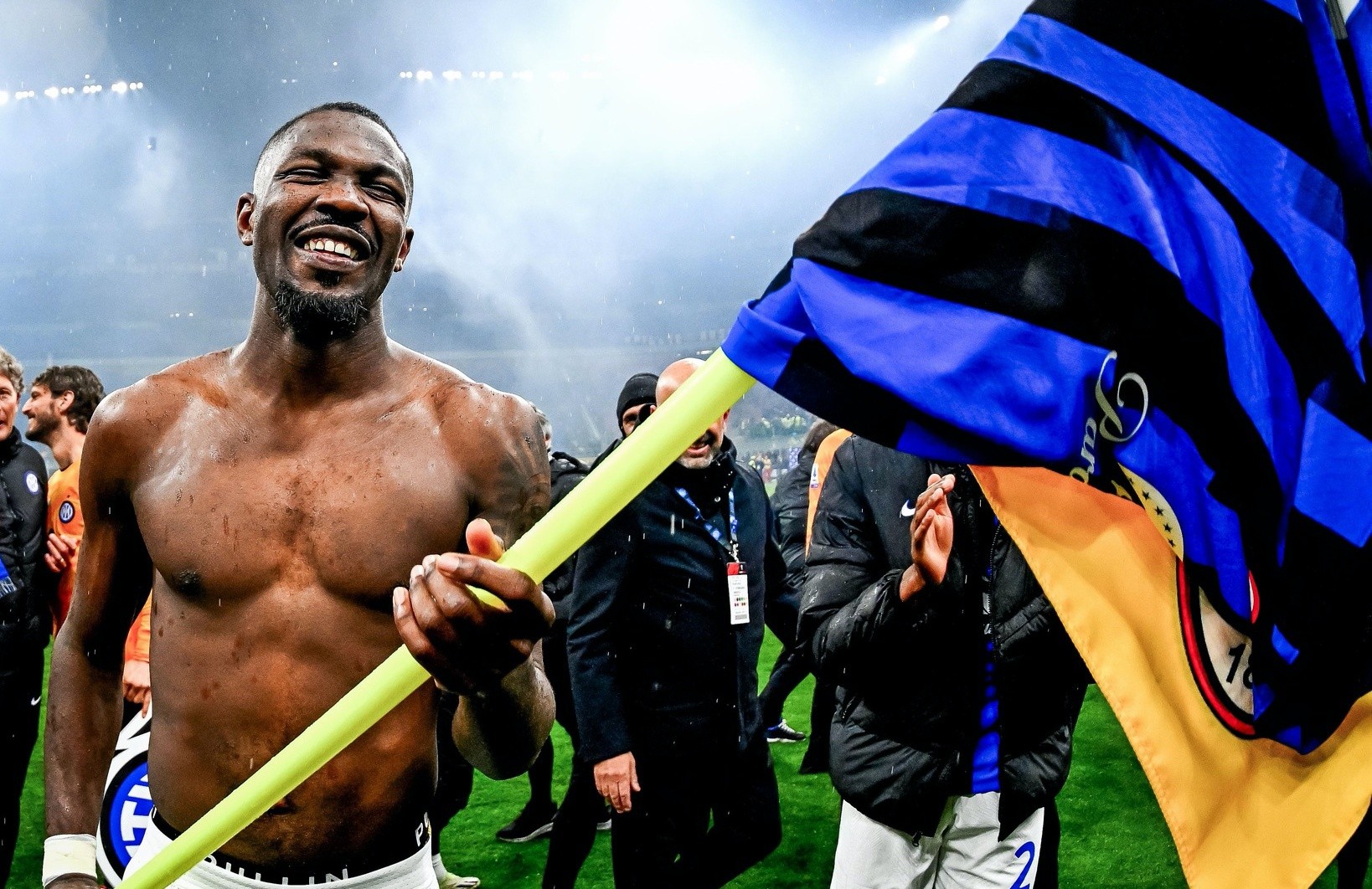 Cảnh tượng điên rồ khi Inter Milan vô địch Serie A - Bóng Đá