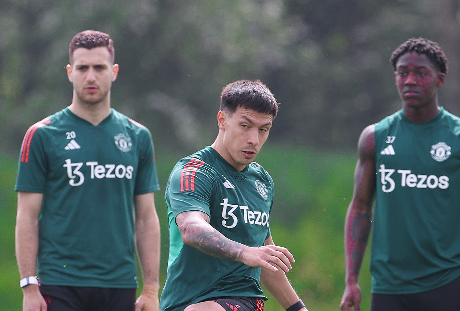 Hai cú hích đến với M.U trên sân tập trước đại chiến Arsenal - Bóng Đá