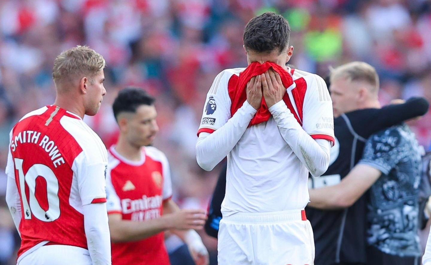 Quá đau buồn! Hình ảnh xót xa của Arsenal ngày Man City vô địch - Bóng Đá