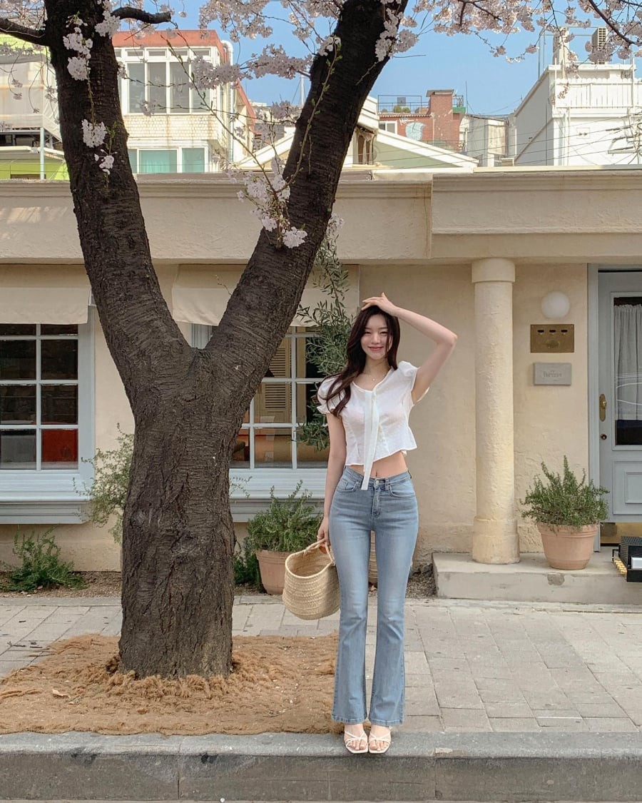 Sự kết hợp giữa áo lửng và quần cạp cao luôn được xem là lựa chọn hiệu quả để cải thiện tỷ lệ vóc dáng.