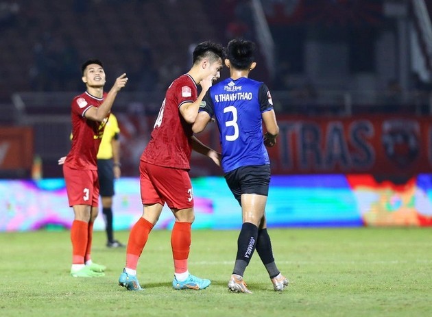 Bạo lực leo thang và tấm gương xấu của người thầy - Bóng Đá