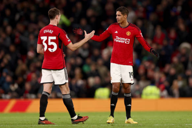 Jonny Evans cứu bóng không tưởng trên vạch vôi - Bóng Đá