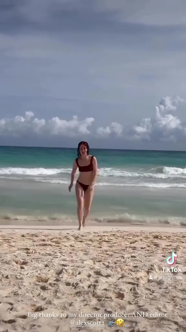 Alex Scott sunbathes in blue and white bikini - Bóng Đá