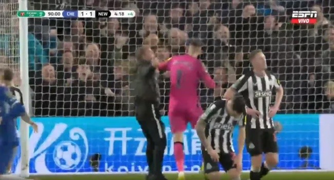 Police investigate Chelsea fan confronting Newcastle United goalkeeper  - Bóng Đá