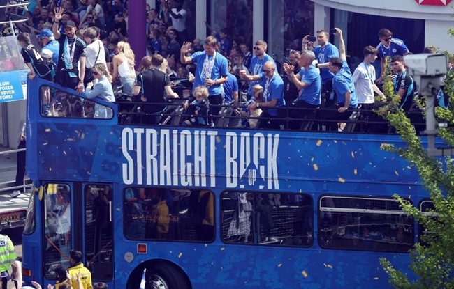 Jamie and Rebekah Vardy lead Leicester celebrations - Bóng Đá
