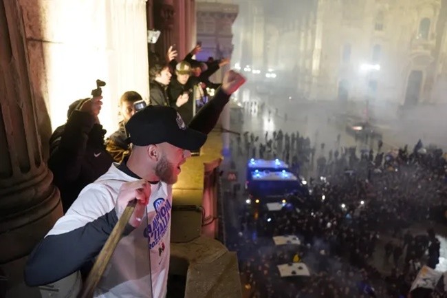 Biển người ăn mừng Inter vô địch Serie A - Bóng Đá