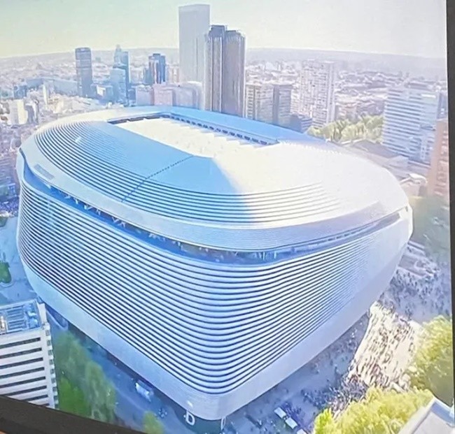 Santiago Bernabeu has a four-storey underground greenhouse below the pitch. - Bóng Đá