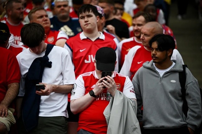 Moment devastated Arsenal fans find out Man City have scored after 79 SECONDS - Bóng Đá